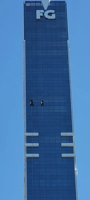 Empresa de limpeza de vidros e fachadas